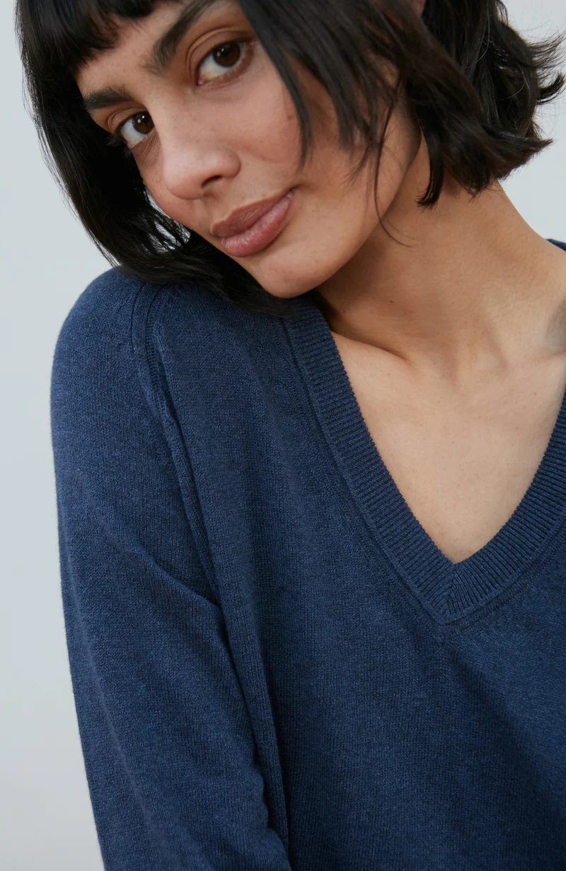 Leichter Damen-Pullover aus Baumwolle mit tiefem V-Ausschnitt