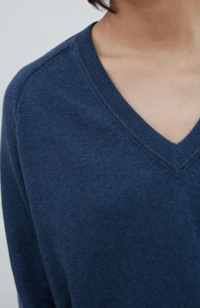 Leichter Damen-Pullover aus Baumwolle mit tiefem V-Ausschnitt