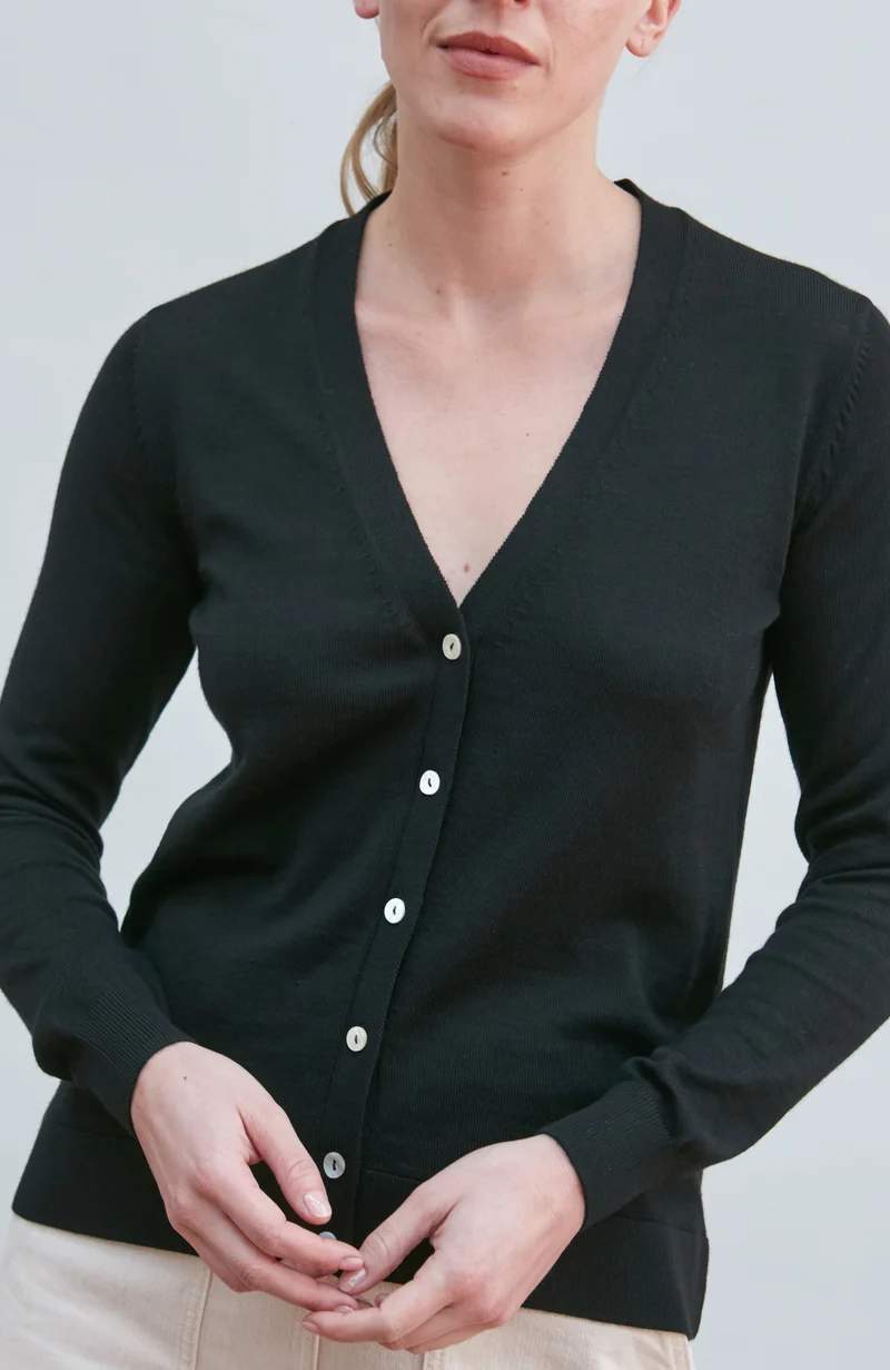 Damen-Cardigan aus 100 % extrafeiner Merinowolle mit V-Ausschnitt und langen Ärmeln