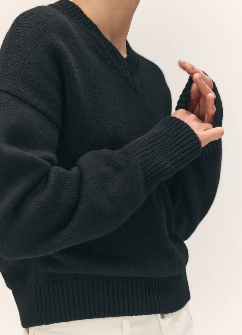 Sora Slouch V-Neck in Black