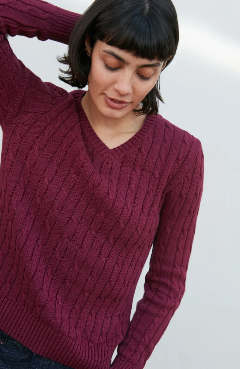 Damenpullover aus 100 % Baumwolle mit Zopfmuster und V-Ausschnitt