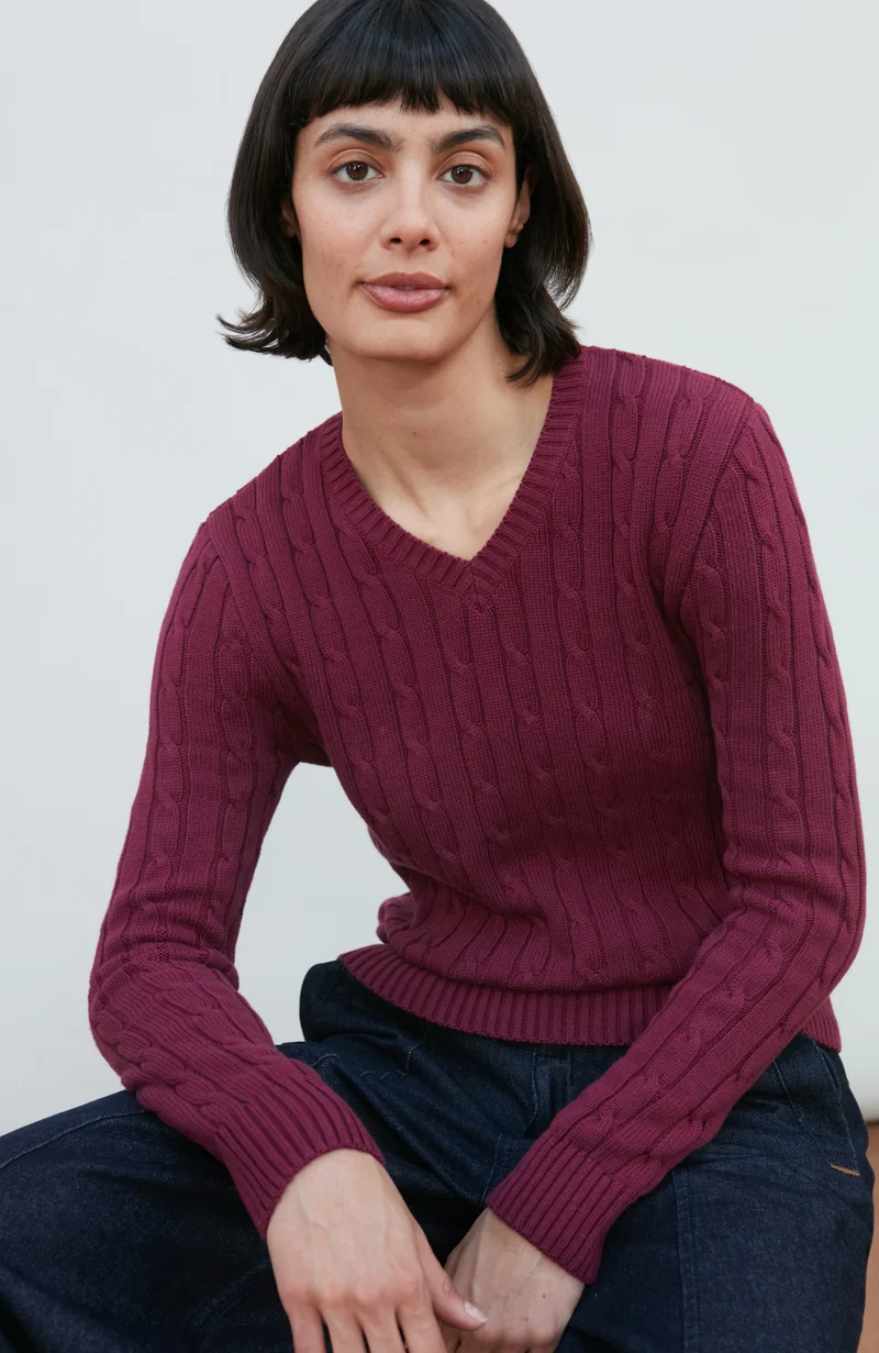 Damenpullover aus 100 % Baumwolle mit Zopfmuster und V-Ausschnitt