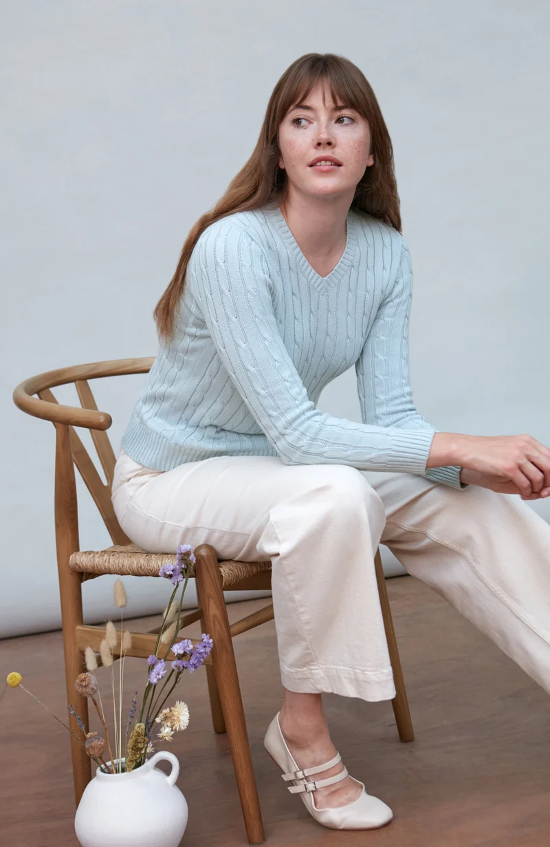 Damenpullover aus 100 % Baumwolle mit Zopfmuster und V-Ausschnitt