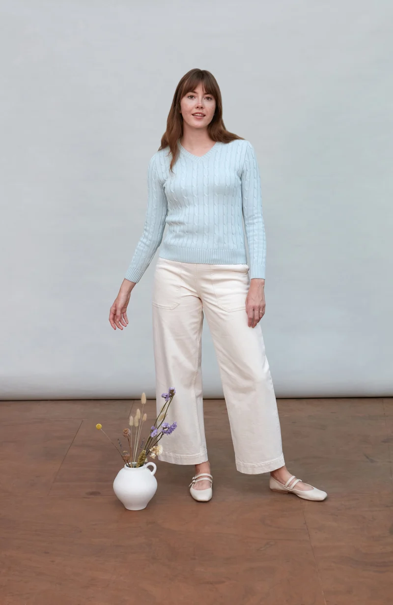 Damenpullover aus 100 % Baumwolle mit Zopfmuster und V-Ausschnitt