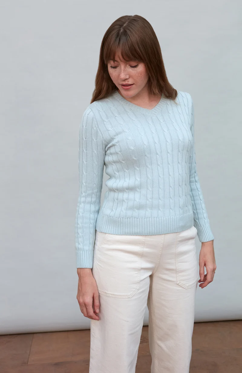 Damenpullover aus 100 % Baumwolle mit Zopfmuster und V-Ausschnitt