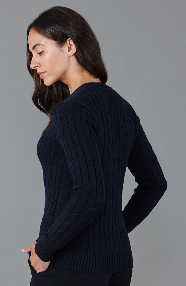 Damenpullover aus 100 % Baumwolle mit Zopfmuster und V-Ausschnitt