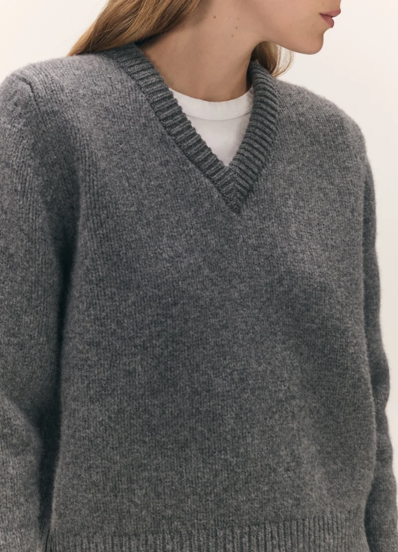 Glenn V-Neck in Derby Grey