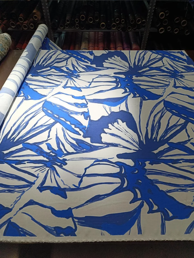 No. 1631 Viskose Druck blaue große Blumen | 0,85m