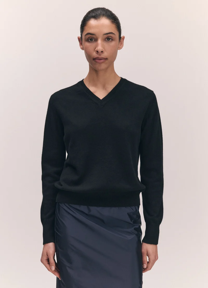 Skye Cashmere V-Neck in Black