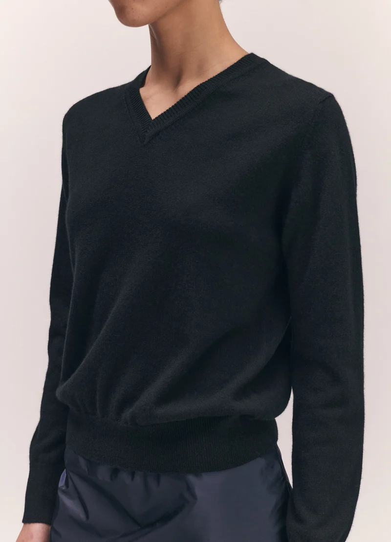 Skye Cashmere V-Neck in Black