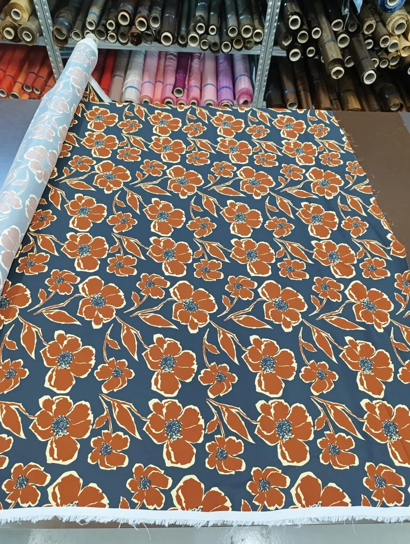 No. 1640 Viskose Druck Blumen dunkelblau braun | 1,20m