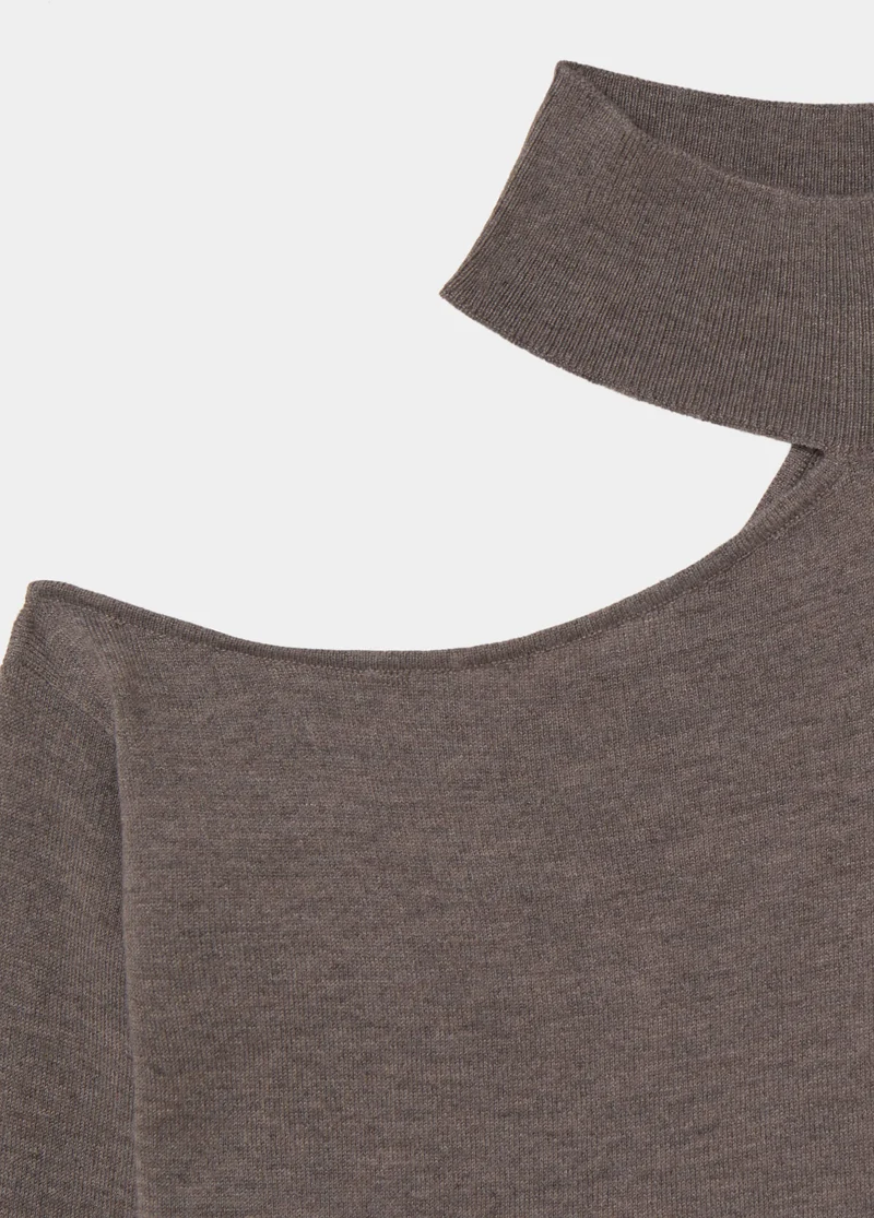 Fine cut-out sweater