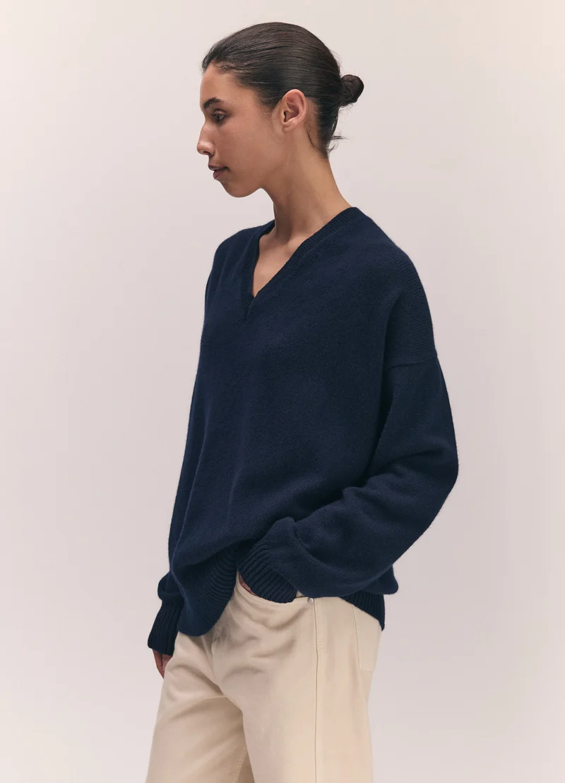 Innes Slouch V-Neck in Navy