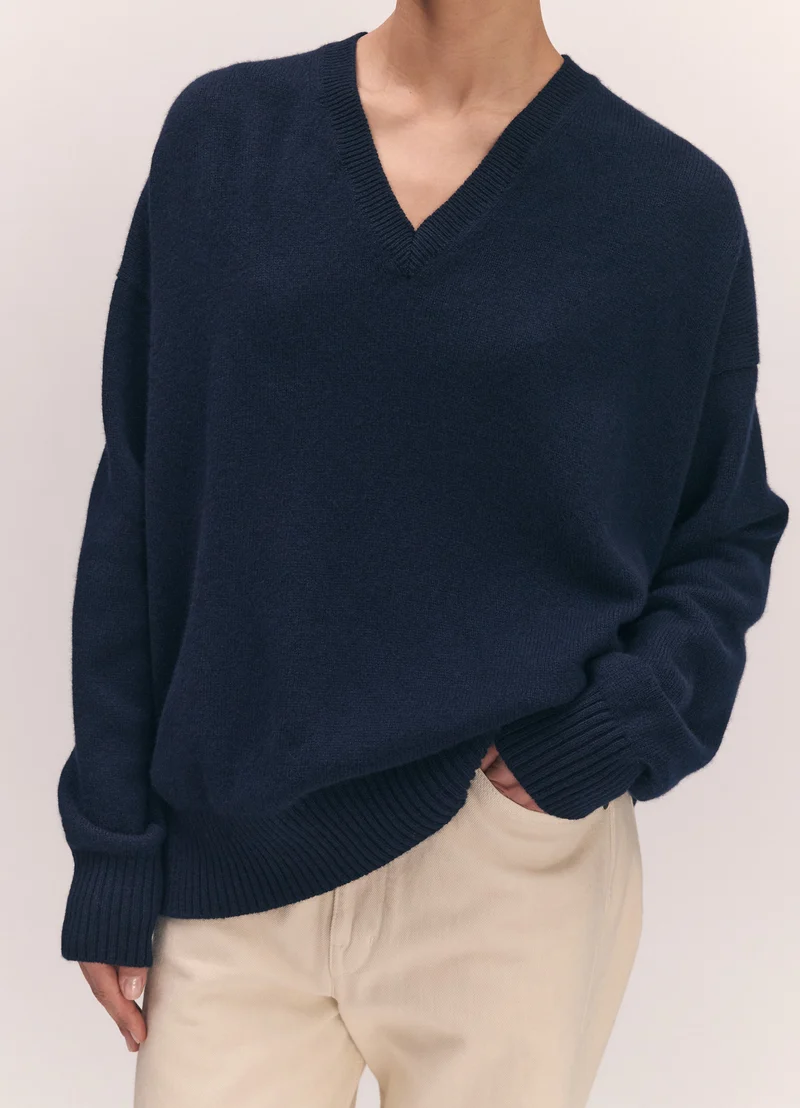Innes Slouch V-Neck in Navy