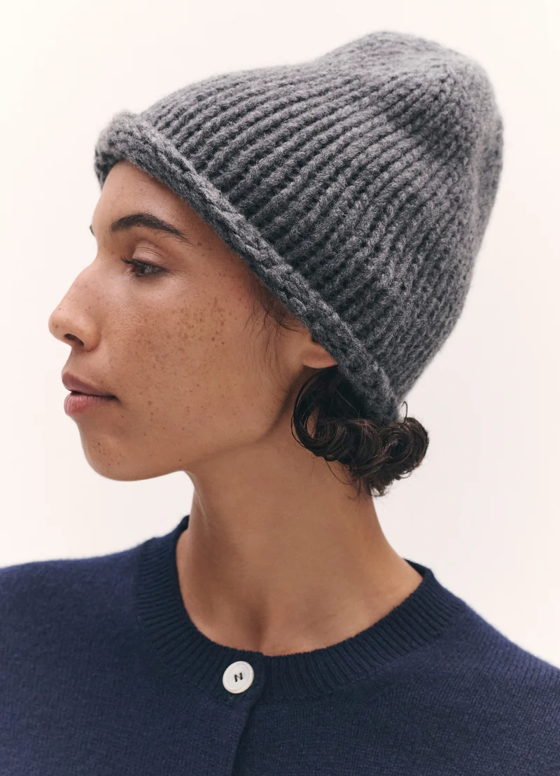 Ribbed Cashmere Beanie in Derby Grey