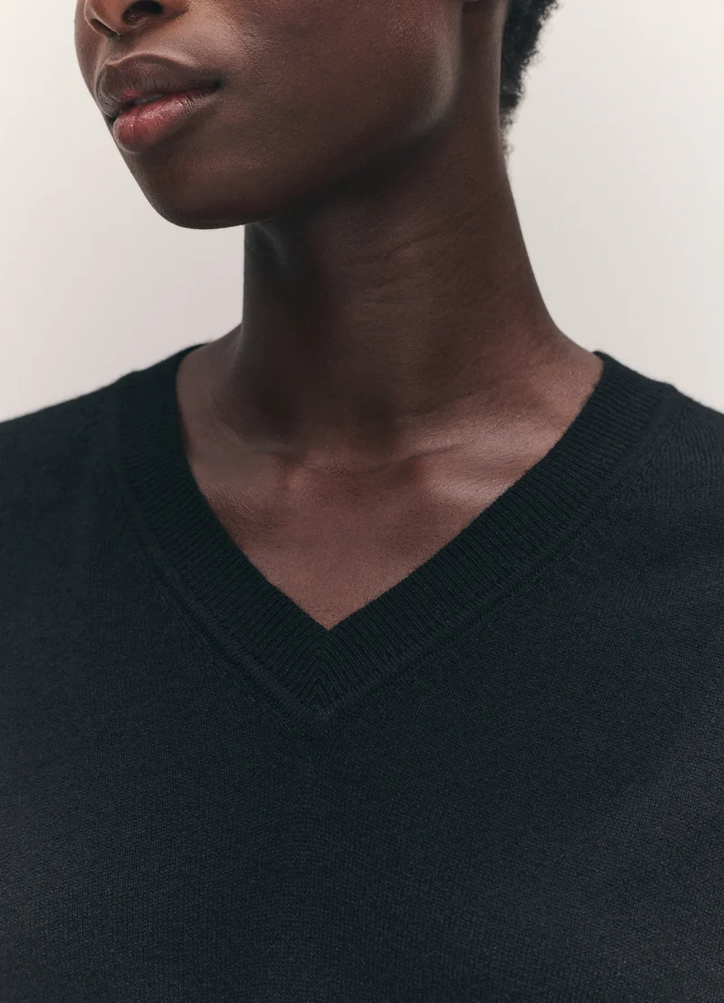 Tahra Cashmere V-Neck in Black
