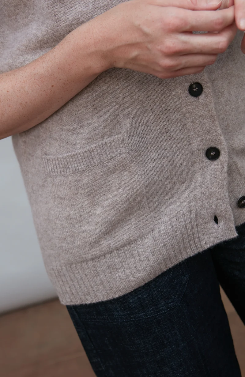 Damenweste aus 100 % Lammwolle mit V-Ausschnitt und Taschen