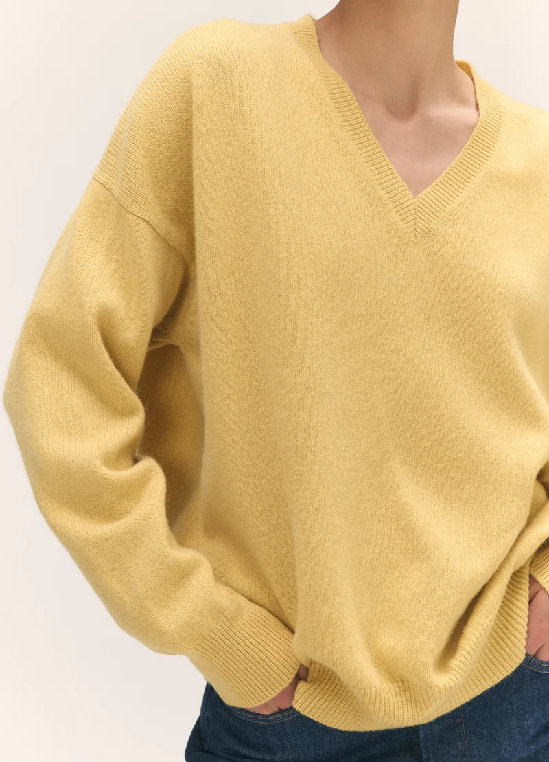 Innes Slouch V-Neck in Yellow