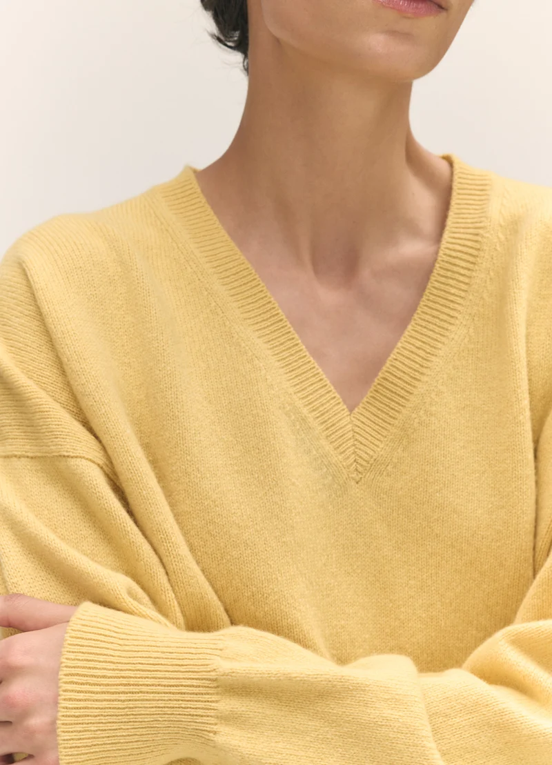 Innes Slouch V-Neck in Yellow