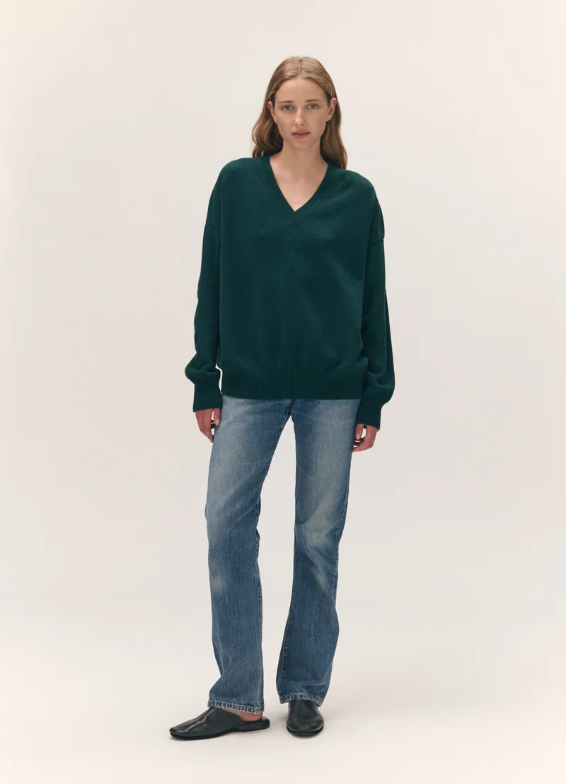 Innes Slouch V-Neck in Holly Green