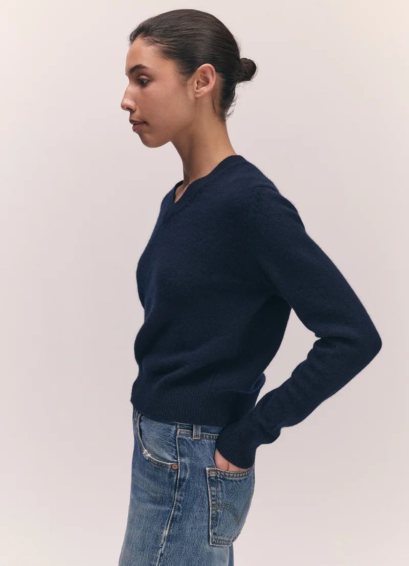 Sligo V-Neck in Navy