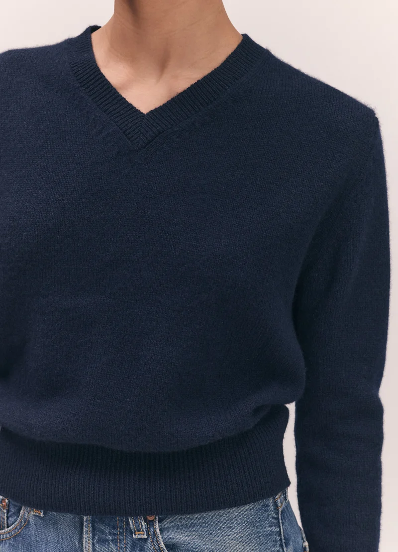 Sligo V-Neck in Navy
