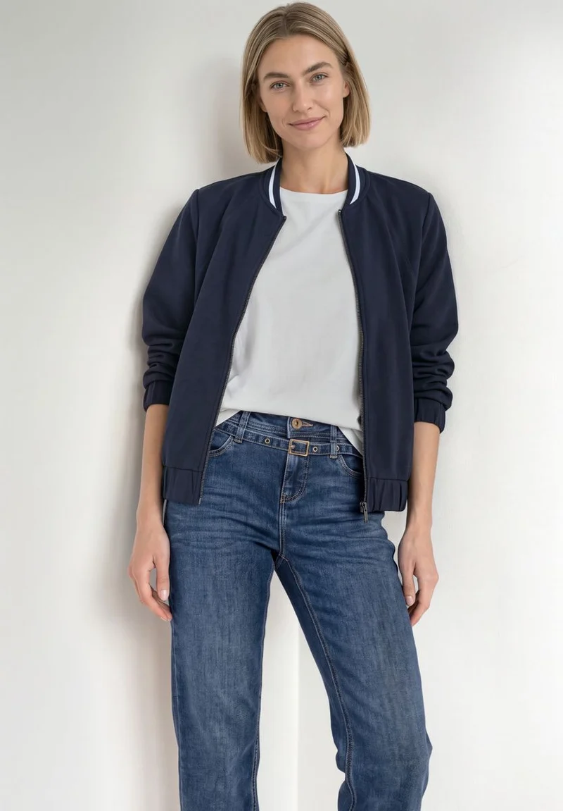 Straight Leg Jeans mit Gürtel