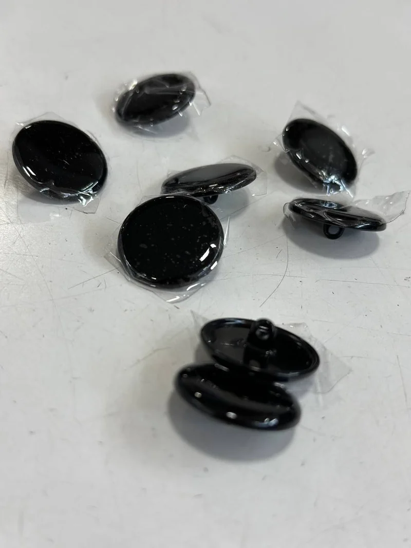 Knopf schwarz Metall