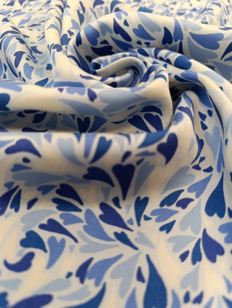No. 1635 Viskose Druck blaue Herzen | 2,00m