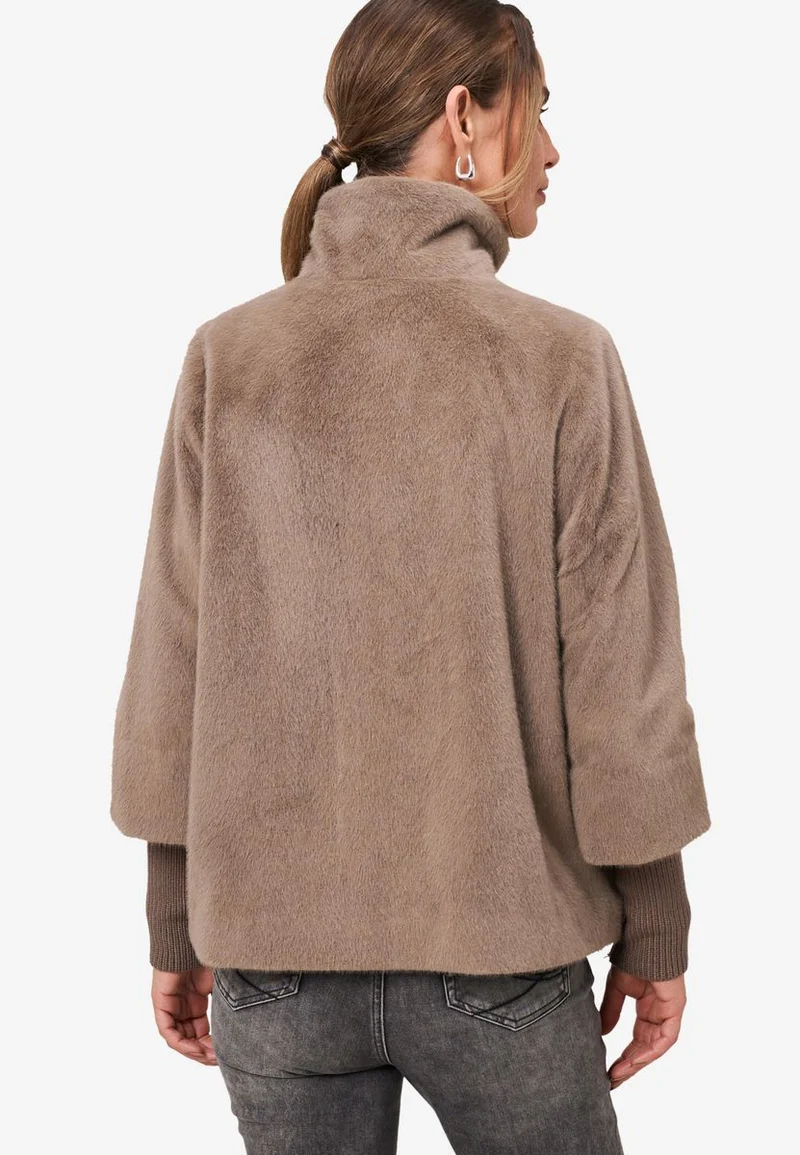Plüschjacke mit Knöpfen