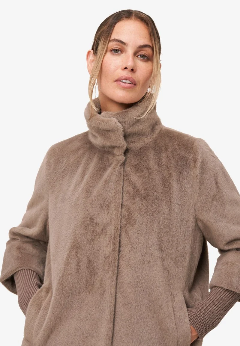 Plüschjacke mit Knöpfen