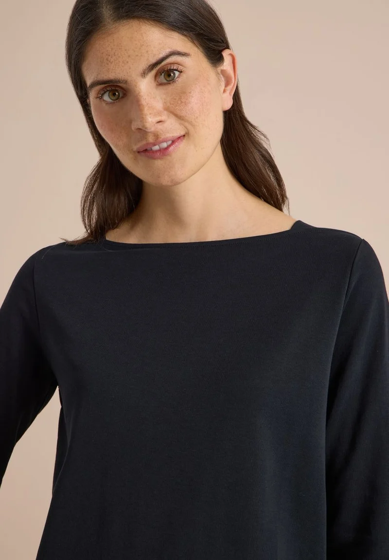 Basic Shirt mit U-Boot-Ausschnitt
