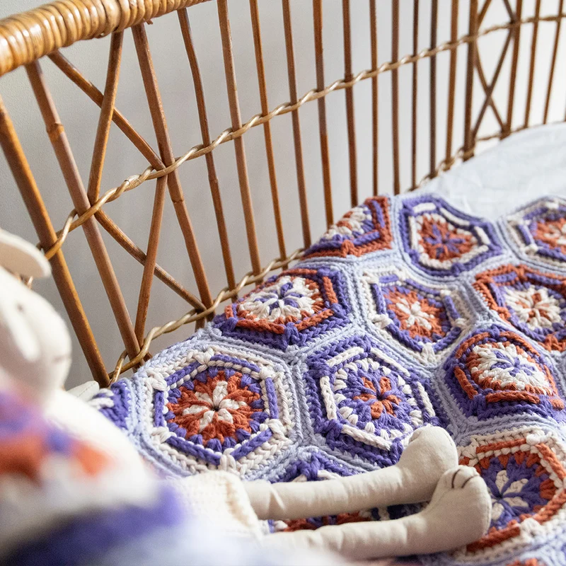 Yarn and Colors Flower Hexagon Baby Blanket Haakpakket 138 Cloud