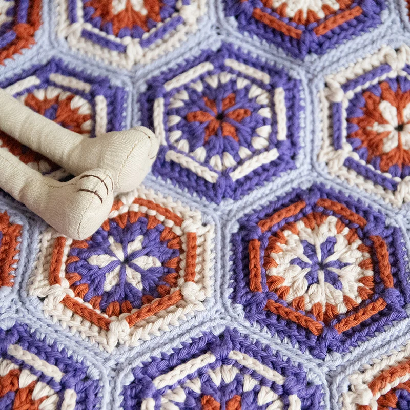 Yarn and Colors Flower Hexagon Baby Blanket Haakpakket 138 Cloud