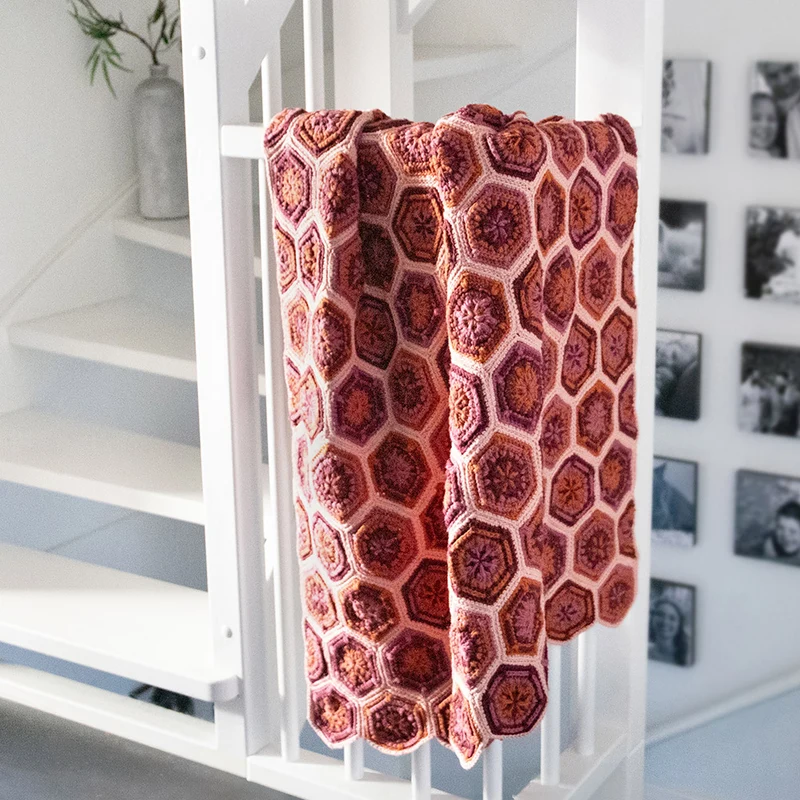 Yarn and Colors Flower Hexagon Baby Blanket Haakpakket 101 Rosé