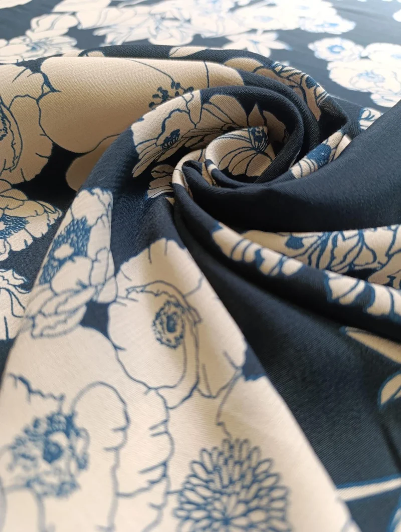 No. 1634 Viskose Druck blaue Blumen