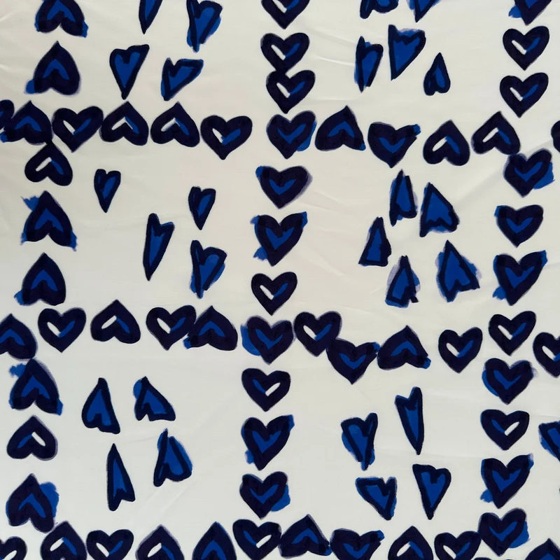 No. 1606 Viskose Druck blaue Herzchen mit Borte