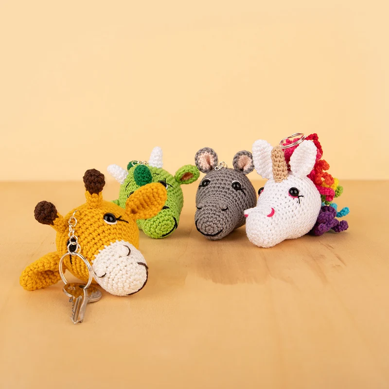 Schlüsselanhänger-Set mit 5 Figuren: Einhorn, kleiner Drache, Giraffe und Nilpferd – Sandra Bekx Häkelpaket