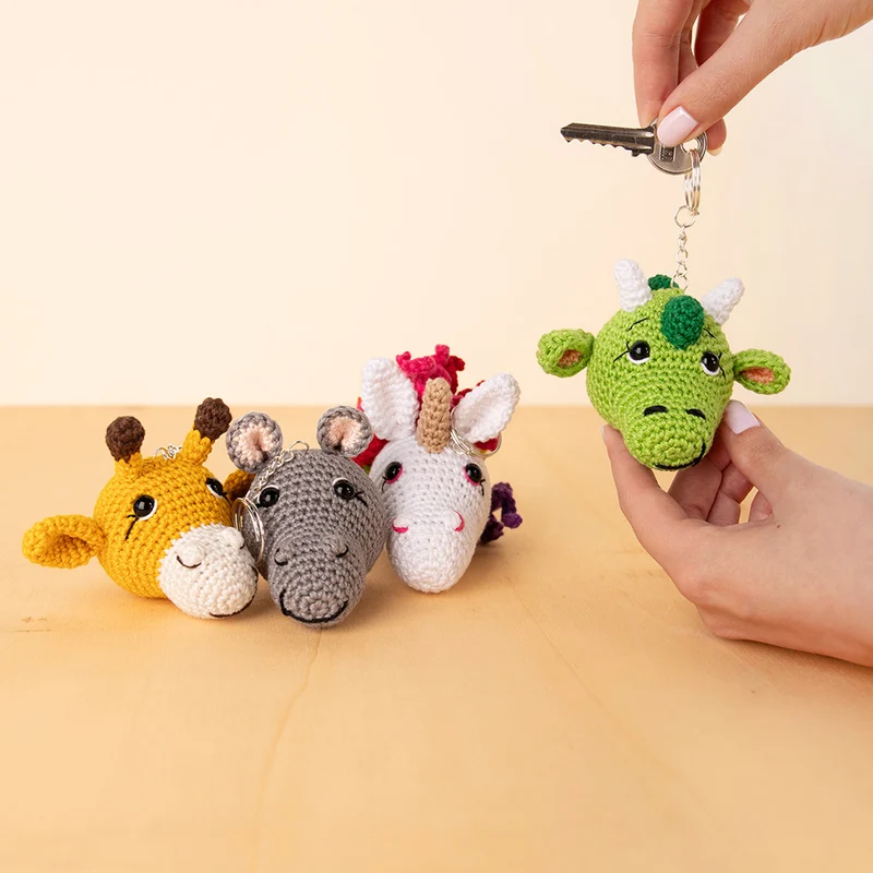 Schlüsselanhänger-Set mit 5 Figuren: Einhorn, kleiner Drache, Giraffe und Nilpferd – Sandra Bekx Häkelpaket
