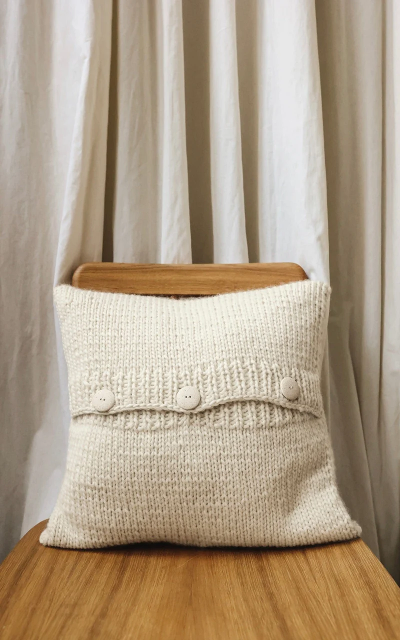 Kissenhülle mit Zierknopfleiste - PER LEI - Strickset