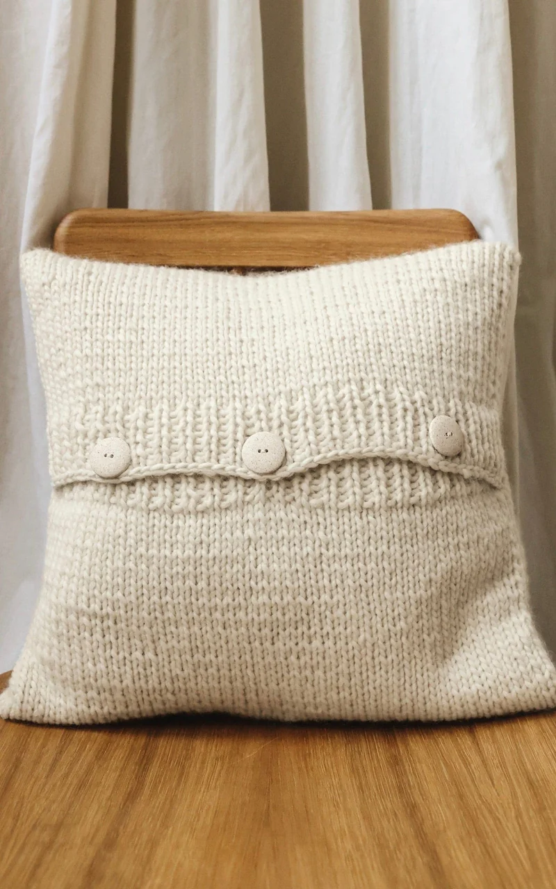 Kissenhülle mit Zierknopfleiste - PER LEI - Strickset