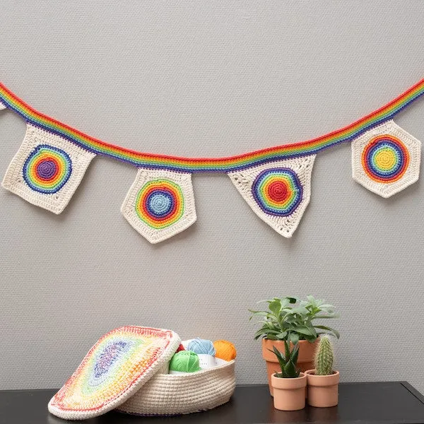 Yarn and Colors – Broschüre zur Rainbow-Flag-Kollektion