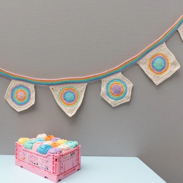 Yarn and Colors – Broschüre zur Rainbow-Flag-Kollektion