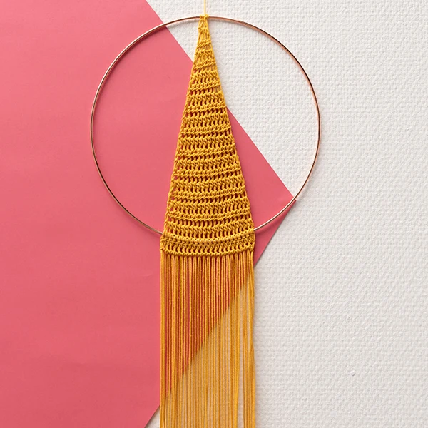 Yarn and Colors – Broschüre „Must-have Triangle Wall Hanging“