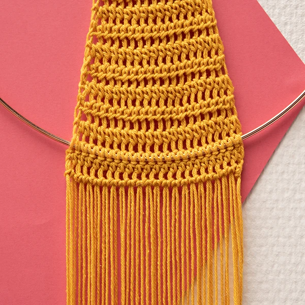 Yarn and Colors – Broschüre „Must-have Triangle Wall Hanging“