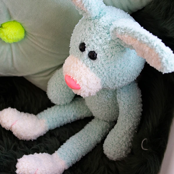 Häkelanleitung für ein flauschiges Kuscheltier-Kaninchen