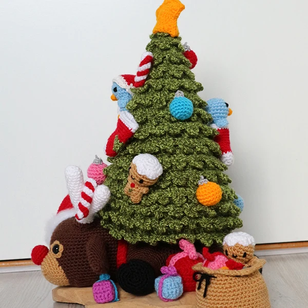 Häkelanleitung „Rudolf unter dem Weihnachtsbaum“ (digital)