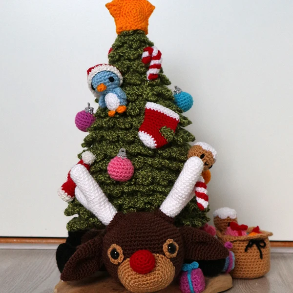 Häkelanleitung „Rudolf unter dem Weihnachtsbaum“ (digital)