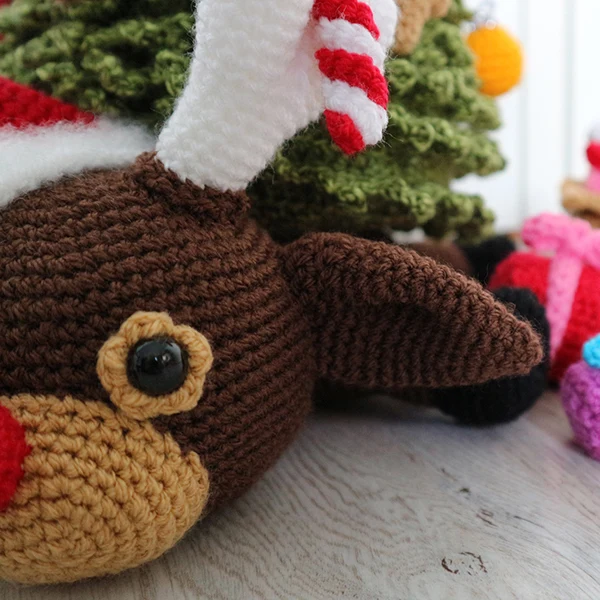 Häkelanleitung „Rudolf unter dem Weihnachtsbaum“ (digital)