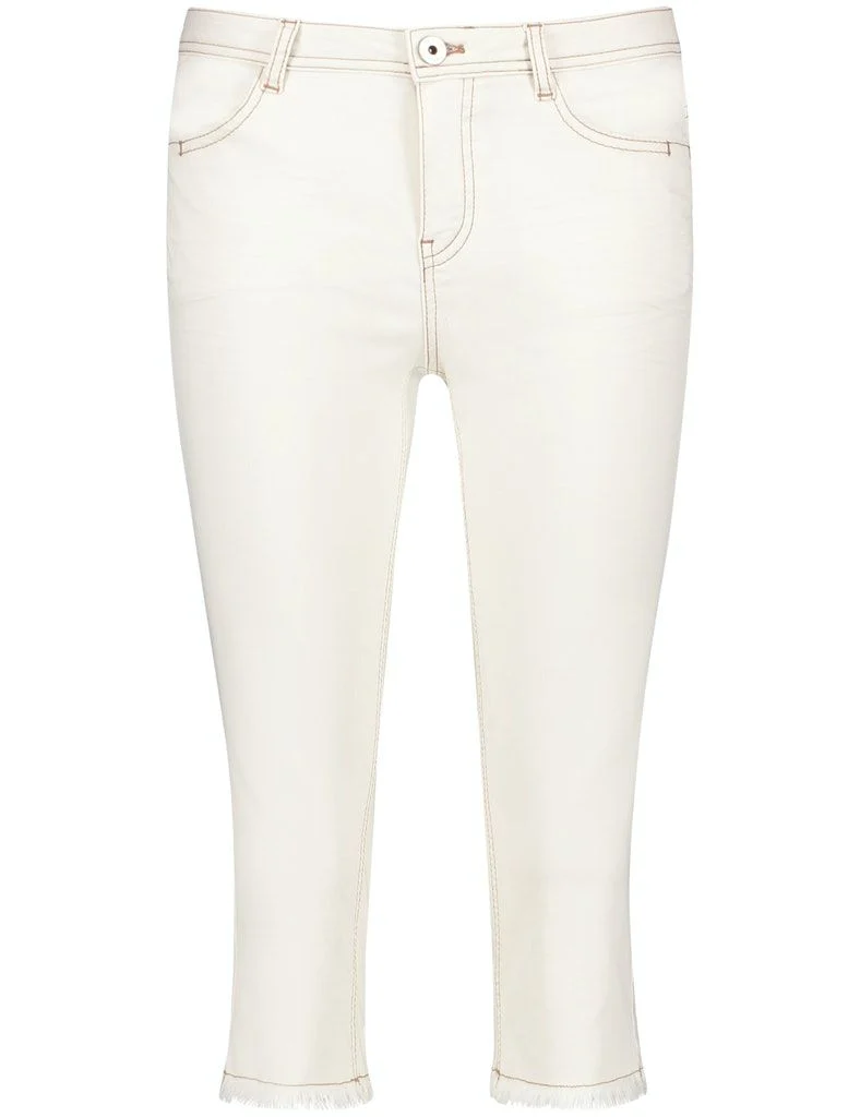 Caprijeans mit Kontrastnähten